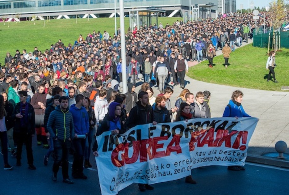 ‘Ikasle borrokaz gurea eraiki!’ lelopean egin du manifestazioa ikasle mugimenduak. (Luis JAUREGIALTZO/ARGAZKI PRESS)