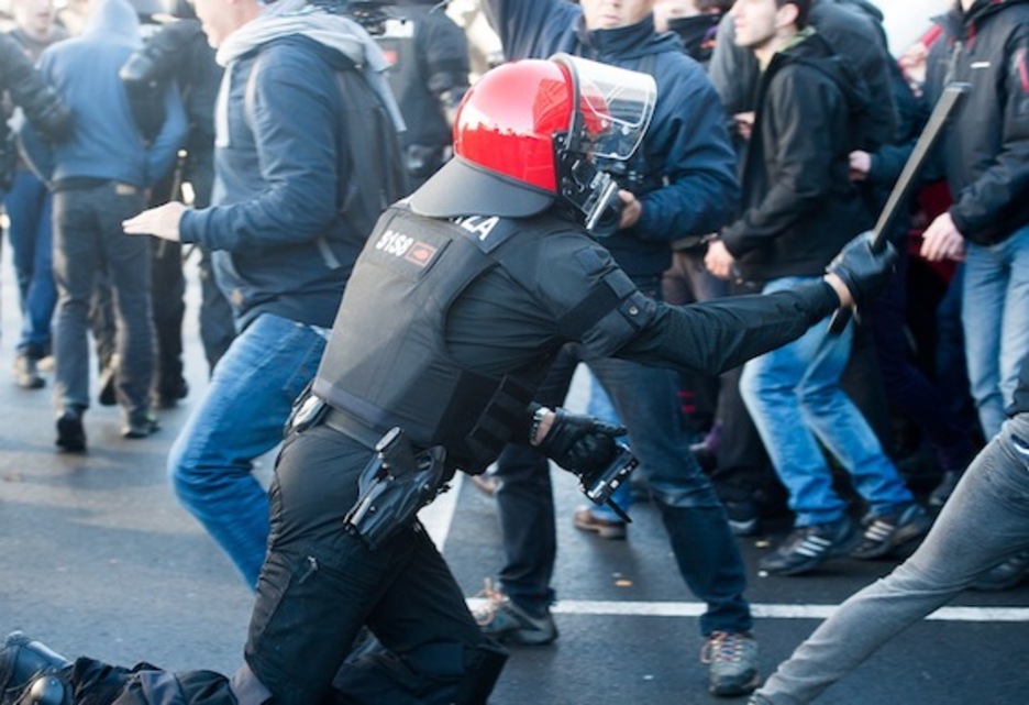 Ertzain bat, borra eskuan duela, oldarraldian. (Luis JAUREGIALTZO/ARGAZKI PRESS)