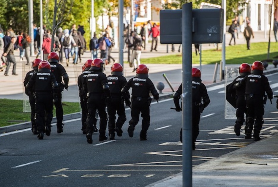 Ertzainen oldarraldia, manifestazioa bukatu ondoren. (Luis JAUREGIALTZO/ARGAZKI PRESS)