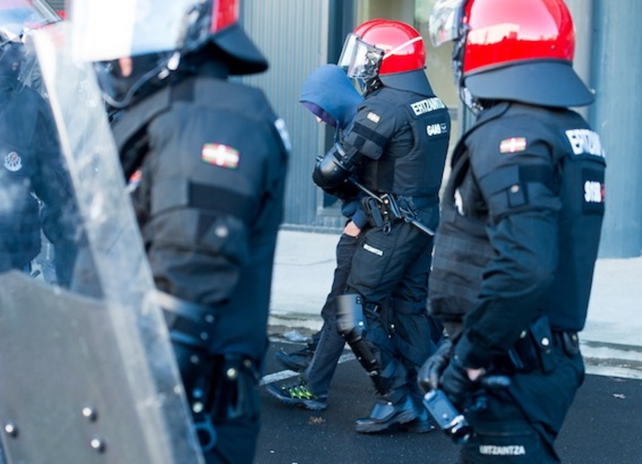 Gazte bat atxilotu du Ertzaintzak, «agintearen kontrako atentatua» egotzita. (Luis JAUREGIALTZO/ARGAZKI PRESS)