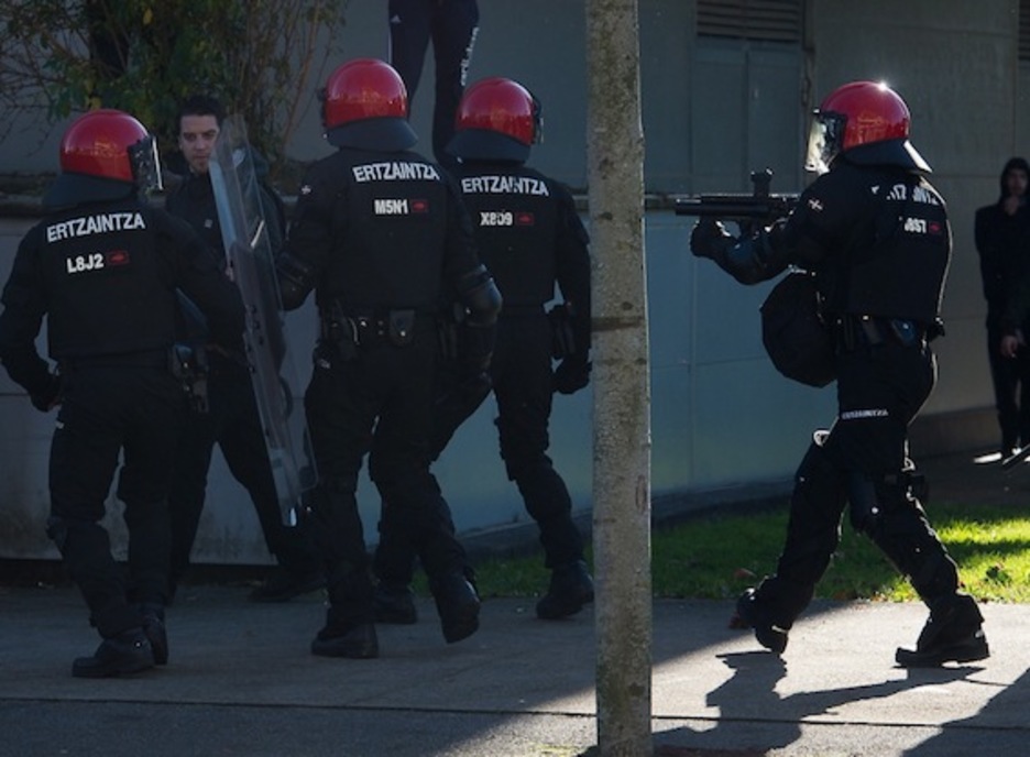 Ertzaintza, Leioako campusean. (Luis JAUREGIALTZO/ARGAZKI PRESS)