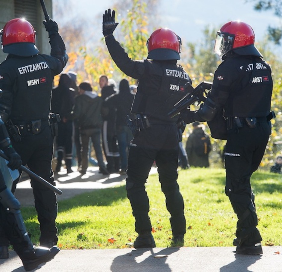 Bi ertzain, keinuka. (Luis JAUREGIALTZO/ARGAZKI PRESS)