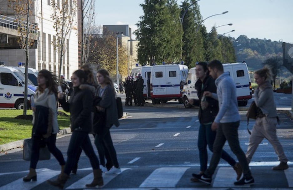 Ertzaintzaren ibilgailuak Leioan. (Luis JAUREGIALTZO/ARGAZKI PRESS)