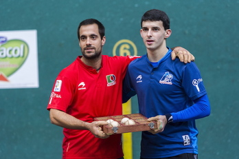 Bengoetxea y Altuna posan juntos durante la elección de material. (Juanan RUIZ / ARGAZKI PRESS)