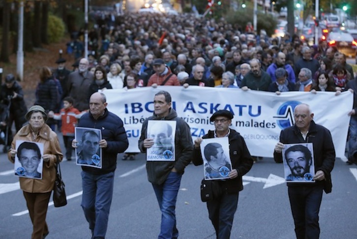 Una marcha recorrió el sábado pasado Baiona para exigir la libertad de Fernández Iradi y el resto de presos enfermos. (Bob EDME)