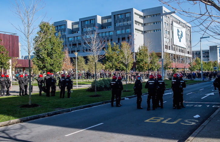 Cordón policial ante los estudiantes movilizados. (Luis JAUREGIALTZO / ARGAZKI PRESS)