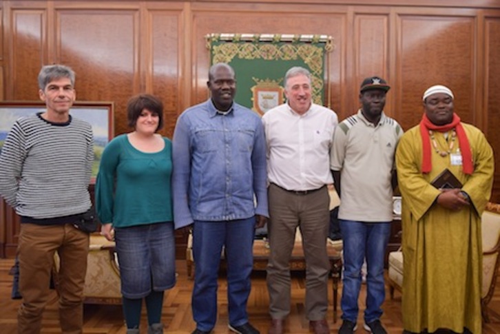 Un momento de la reunión del alcalde Asiron con representantes de la comunidad africana en Nafarroa. (Idoia ZABALETA/ARGAZKI PRESS)