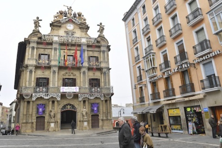 La fachada del Ayuntamiento de Iruñea aparecía engalanada con la mano de color lila para mostrar el rechazo a la violencia machista. (Idoia ZABALETA/ARGAZKI PRESS)