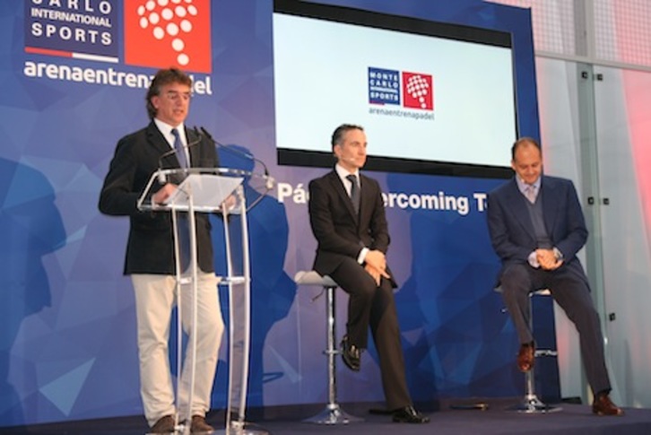 Un momento de la presentación del nuevo equipo de pádel. (Natxo MATXIN)
