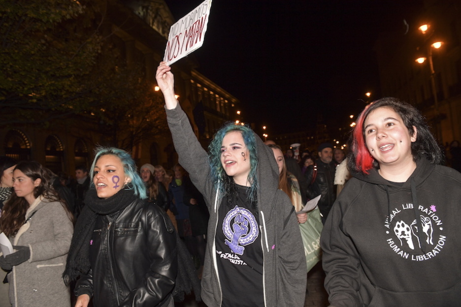 Tres chicas jóvenes en la movilización de Iruñea. (Idoia ZABALETA / ARGAZKI PRESS)