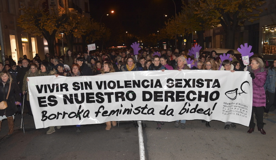 Pancarta cabecera en la capital navarra. (Idoia ZABALETA / ARGAZKI PRESS)