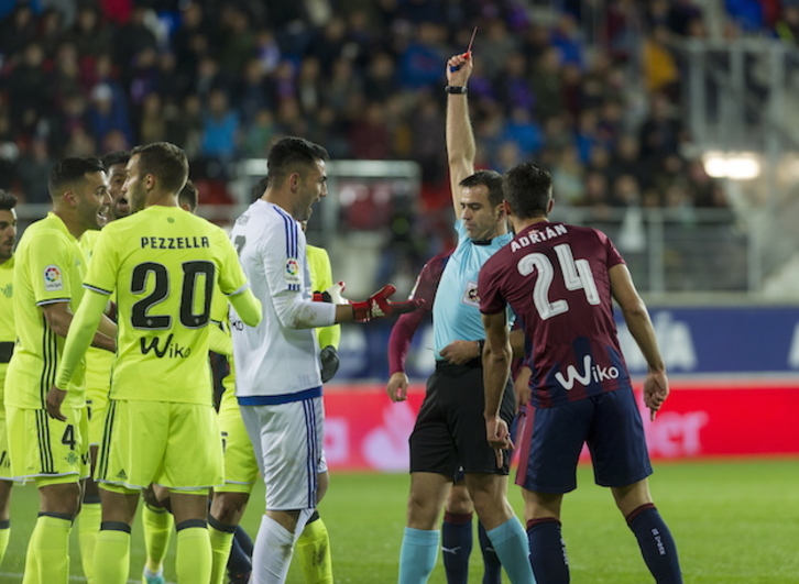 El portero bético Adán protesta ante la roja a su compañero Piccini. (Juanan RUIZ / ARGAZKI PRESS)