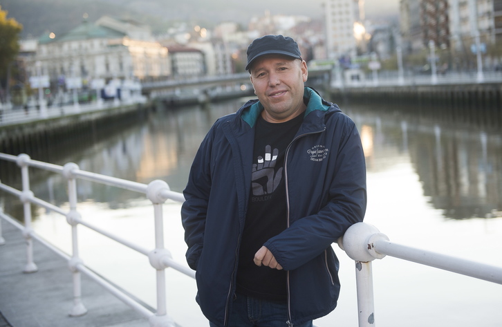 Hafid Amazian, en el muelle del Arenal. (Luis JAUREGIALTZO | ARGAZKI PRESS)