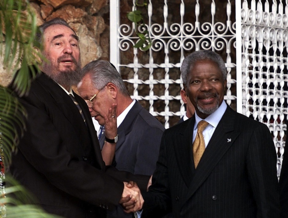 Junto al ex secretario general de la ONU, Kofi Annan, en abril de 2000. (Dominique FAGET/AFP)