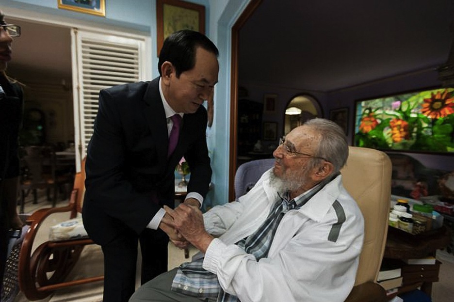 Una de sus últimas imágenes, el 15 de noviembre, con el presidente de Vietnam, Tran Dai Quang. (Alex CASTRO/AFP)