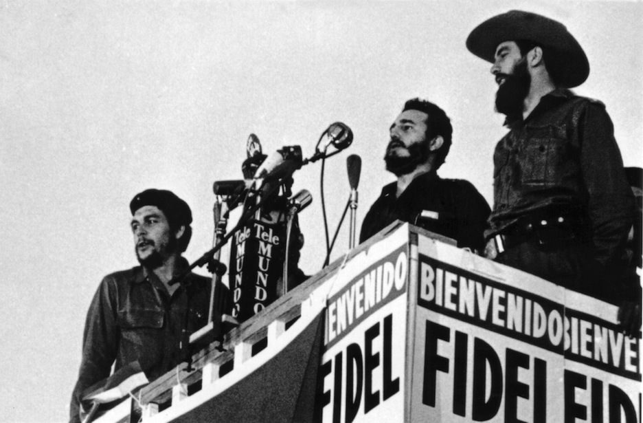 En un discurso del Consejo de Estado en La Habana, con Camilo Cienfuegos y el Che Guevara. (AFP)