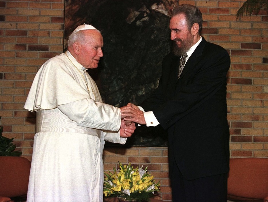 Fidel Castro y el papa Juan Pablo II en enero de 1998. (Paul HANNA/AFP)