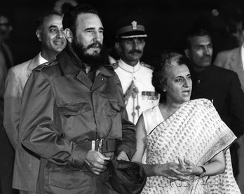 Fidel Castro y la primera ministra de India Indira Gandhi, en Estados Unidos en 1976. (AFP)