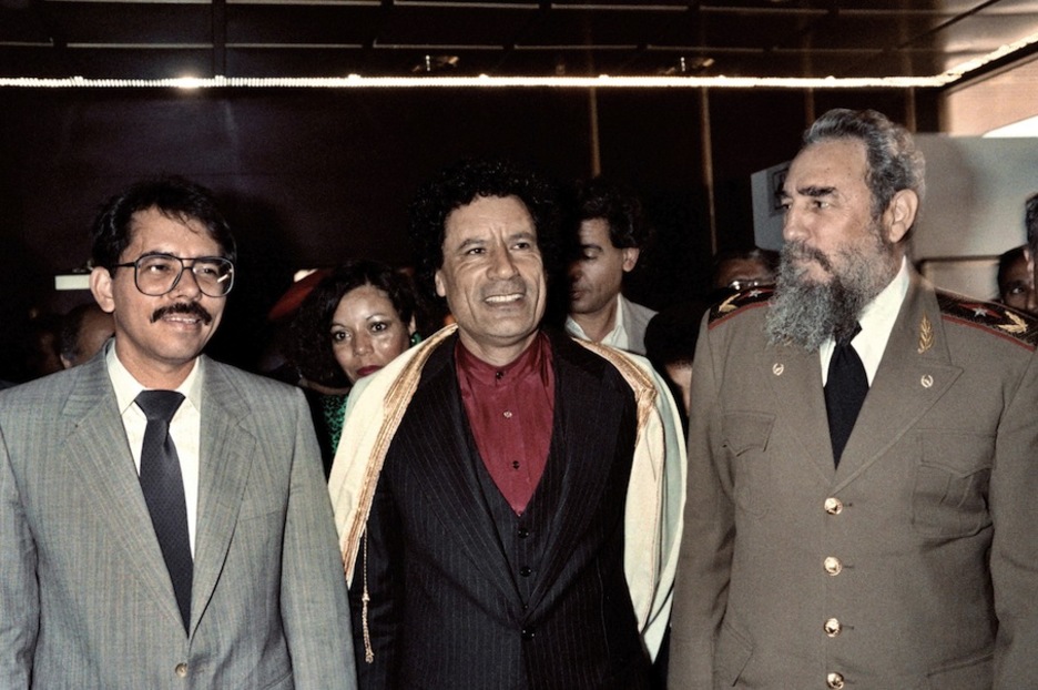Daniel Ortega, Muamar al-Gadafi y Fidel Castro, en 1986 en Zimbabwe. (Alexander JOE/AFP)