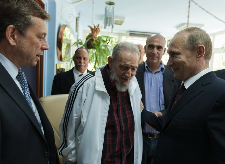 Con Vladimir Putin, en julio de 2014 en La Habana. (Alex CASTRO/AFP)