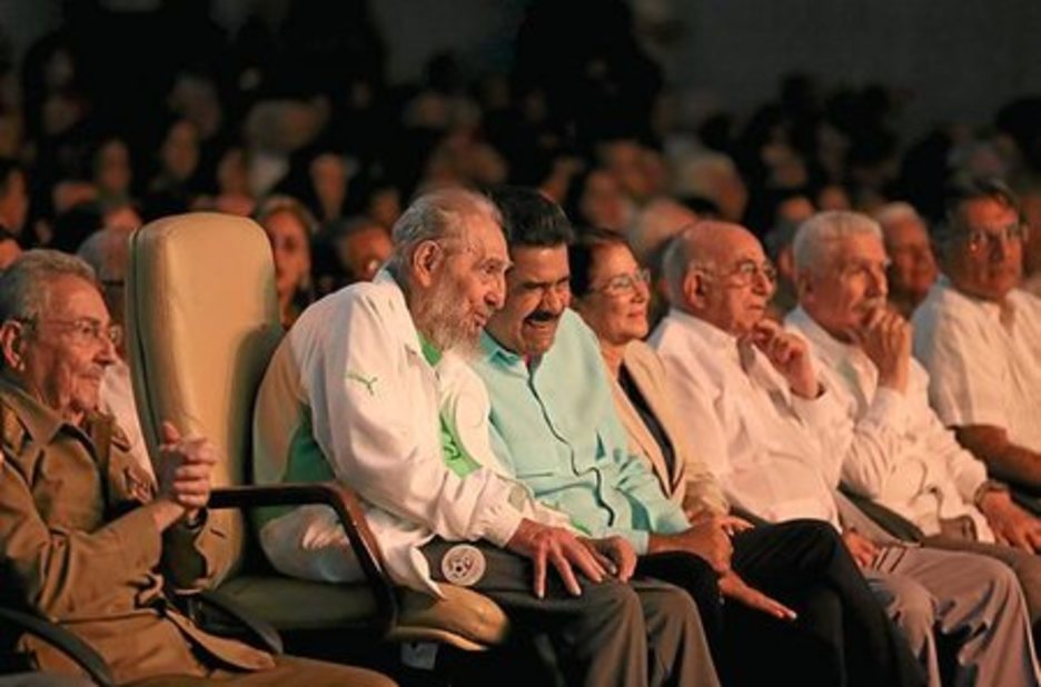 Fidel Castro, junto a Nicolás Maduro y su hermano, en su 90 cumpleaños en agosto. (Marcelo GARCÍA/AFP)