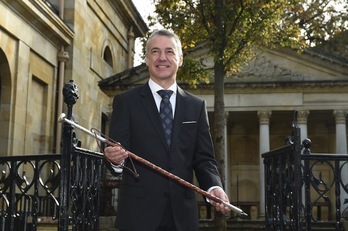 Urkullu tras jurar su cargo, con el bastón de mando. (ARGAZKI PRESS)