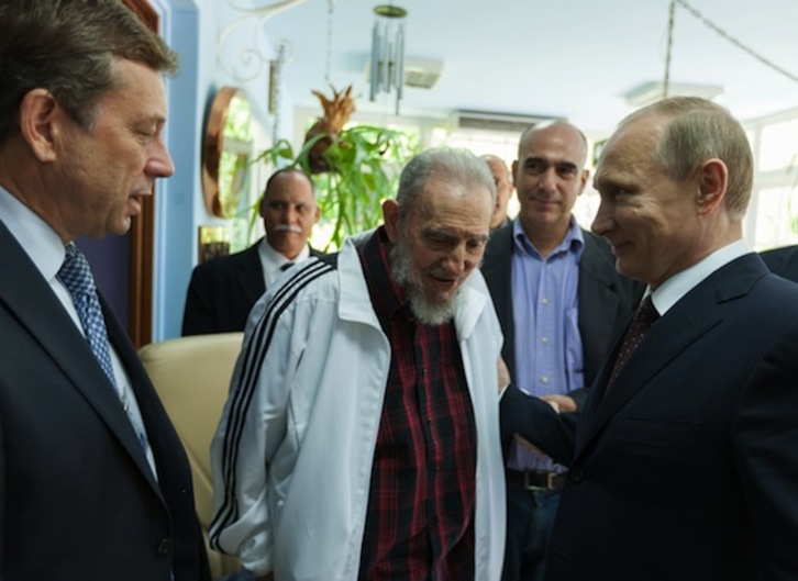 Fidel Castro, junto al presidente ruso, Vladimir Putin, en una imagen de 2014. (Alex CASTRO/AFP)