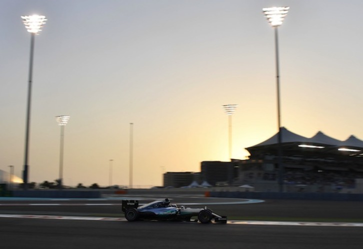 Lewis Hamilton ha sido el más rápido en la sesión de clasificación para el Gran Premio de Abu Dabi. (Andrej ISAKOVIC/AFP)