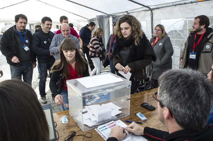 Lehen ordutik jende asko inguratu da botoa ematera, irudian Bakaiku (Jagoba MANTEROLA | ARGAZKI PRESS)