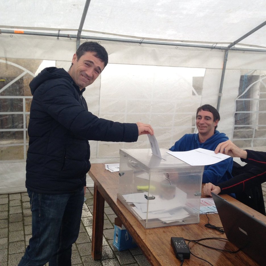 Pozik ari da jendea galdeketan parte hartzen, Bakaiku. (@2begi)