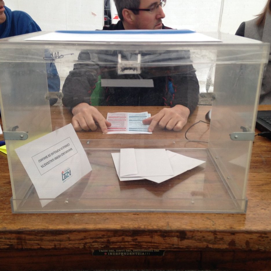 Lehen botoak Bakaikuko hautetsontzian. (@2begi)