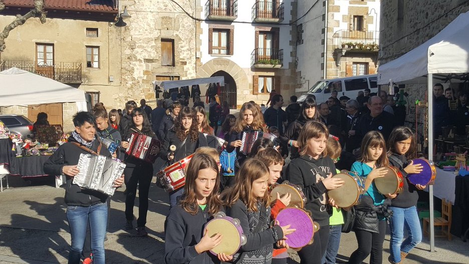 Jai giroan ari dira ospatzen galdeketak, irudian Bakaiku. (GED)