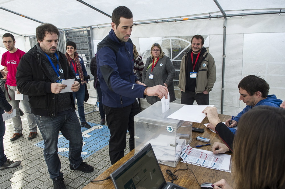 9.00etan ireki dituzte hauteslekuak. (Jagoba MANTEROLA | ARGAZKI PRESS)