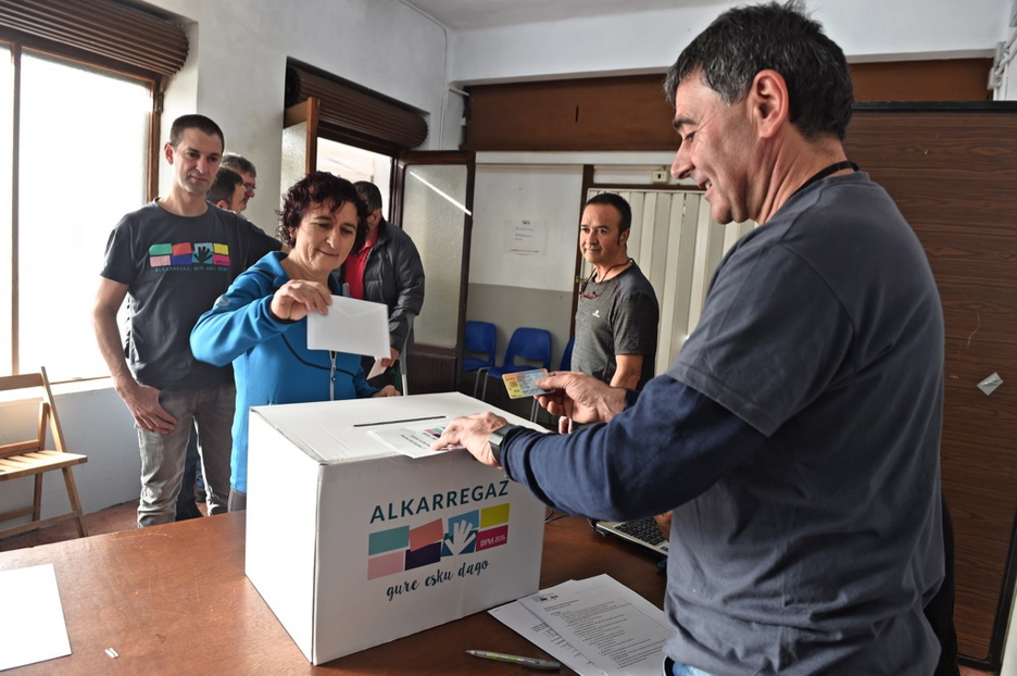 Diman herritarrak ilaran botoa ematen. (ARGAZKI PRESS)