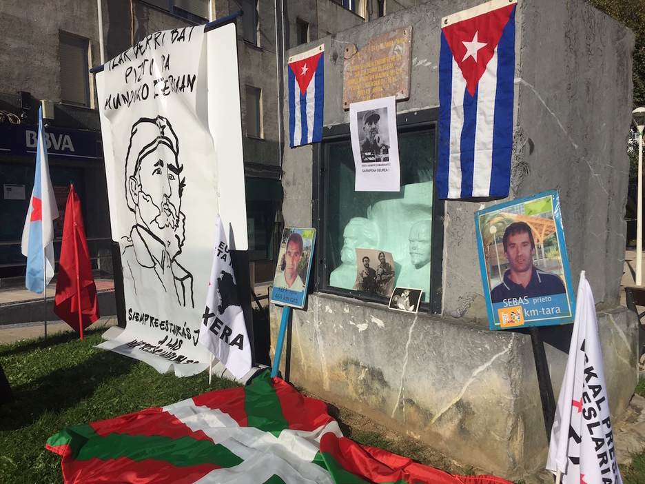 Las fotos de varios presos vascos también han estado en el homenaje.