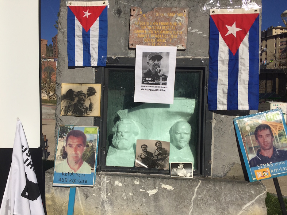 Las fotos de varios presos vascos también han estado en el homenaje.