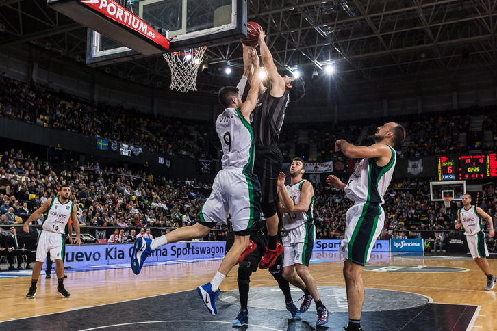 Borja Mendia durante un momento del partido hoy. (Aritz LOIOLA | ARGAZKI PRESS)
