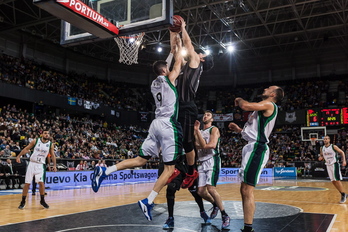 Borja Mendia durante un momento del partido hoy. (Aritz LOIOLA | ARGAZKI PRESS)