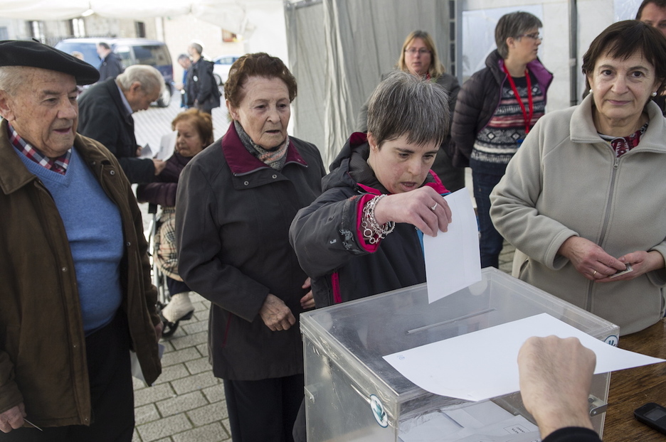 Bakaikun botoa ematen. (Jagoba MANTEROLA | ARGAZKI PRESS)