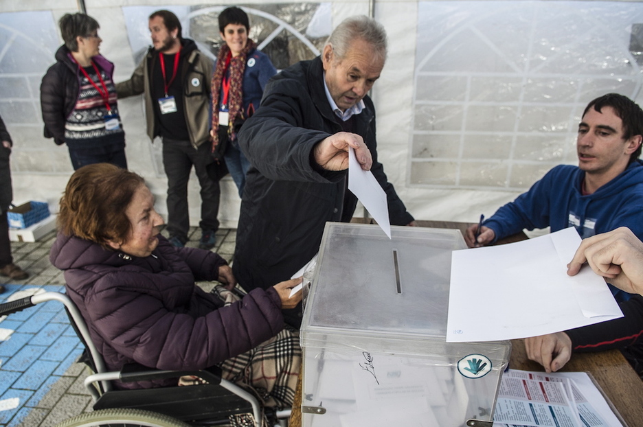 Bakaikun botoa ematen. (Jagoba MANTEROLA | ARGAZKI PRESS)