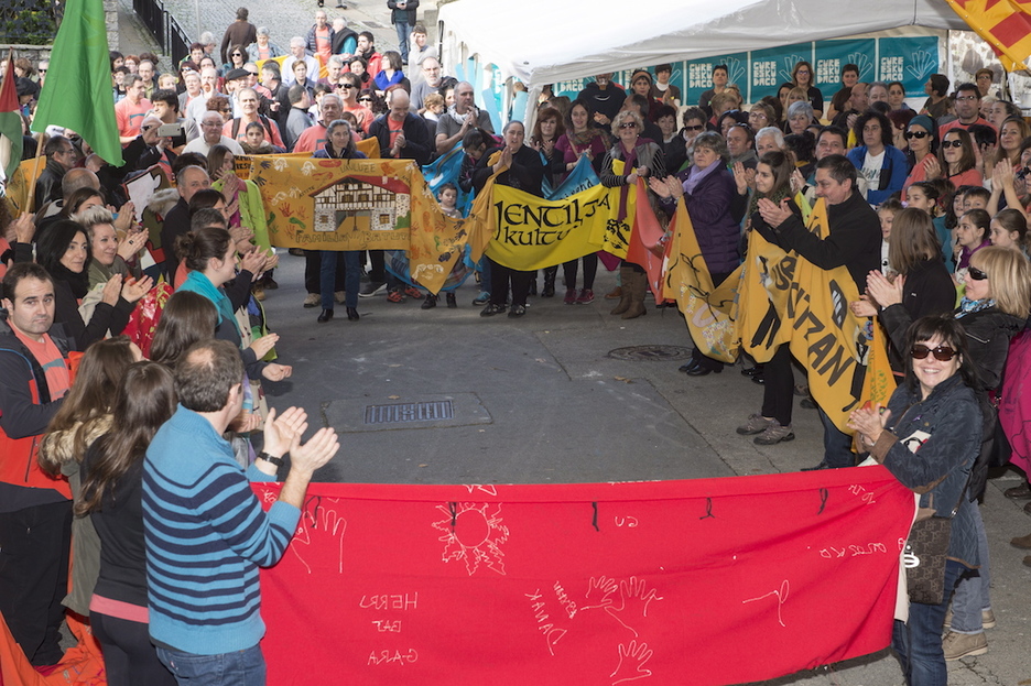 Gure Esku Dagoren oihalak Dimako ekitaldian. (Monika DEL VALLE | ARGAZKI PRESS)