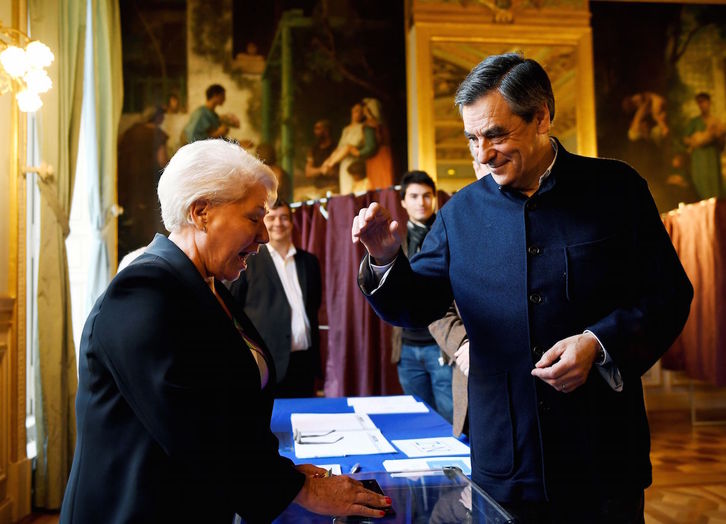 Fillon esta mañana, cuando ha votado en las primarias. (ERIC FEFERBERG | AFP)