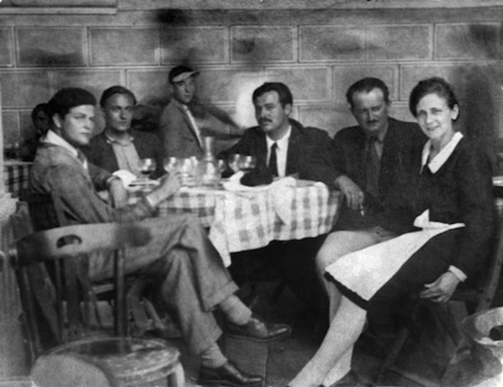 Hemingway, en compañía de varios amigos en una terraza en 1926. (AYUNTAMIENTO DE IRUÑEA)