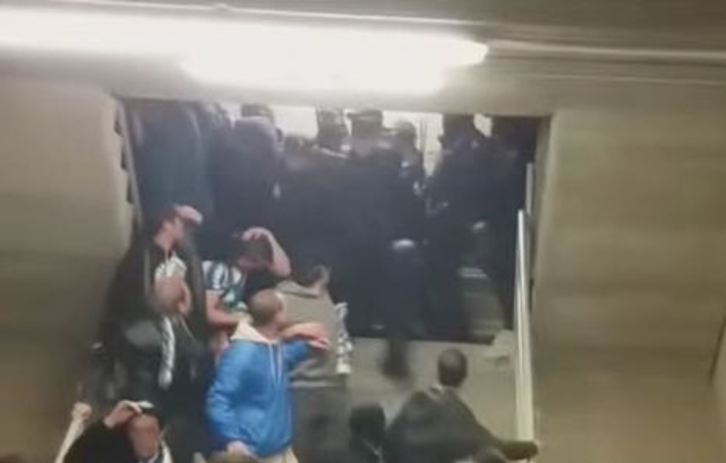 Captura del vídeo donde se ve claramente la carga sufrida por los aficionados albiazules. (NAIZ) 