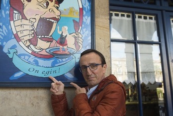 Mikel Martinez, Cafe Bar Bilbaoren atarian. (Luis JAUREGIALTZO/ARGAZKI PRESS)