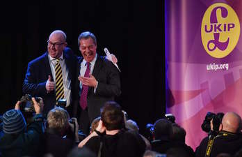 Paul Nuttall y Nigel Farage, en buena sintonía. (BEN STANSALL / AFP)