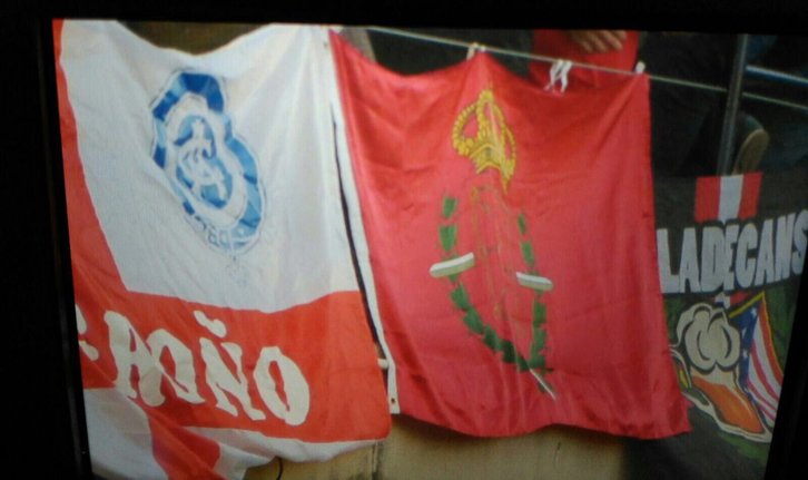 Bandera con la Laureada exhibida en El Sadar por aficionados del Atlético de Madrid. (@sadarbizirik)