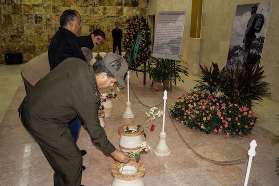 Ofrenda floral a Castro en la localidad de Bayamo. (AFP) Ofrenda floral a Castro en la localidad de Bayamo. (AFP)