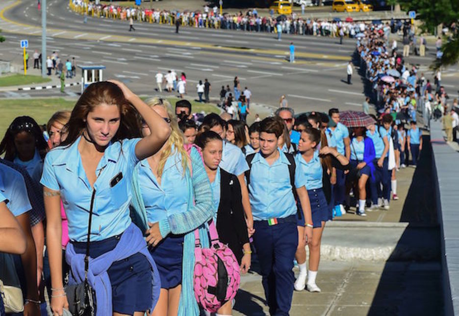 Gente de todas las edades aguarda para dar su último adiós a Castro. (RONALDO SCHEMIDT / AFP) Gente de todas las edades aguarda para dar su último adiós a Castro. (RONALDO SCHEMIDT / AFP)