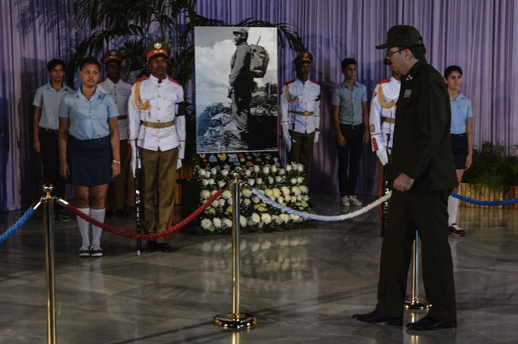 Alejandro Castro, sobrino de Fidel, rinde homenaje a su tío. (AFP)